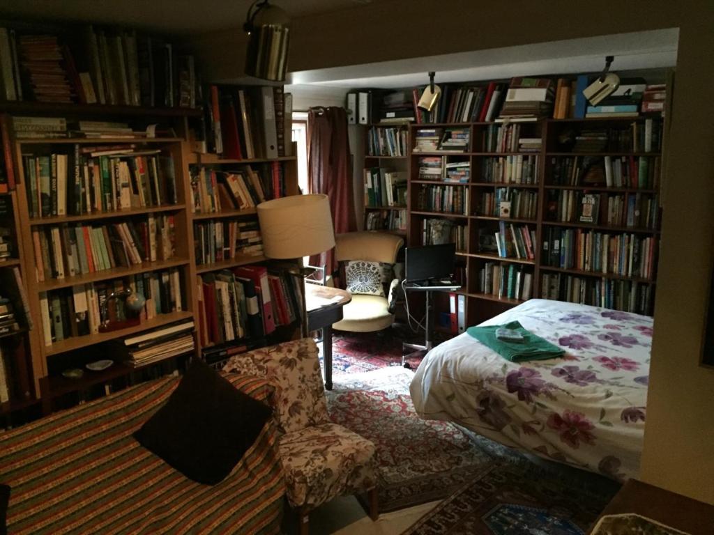 Chiswick Riviera With Free Parking Bed & Breakfast London Bagian luar foto