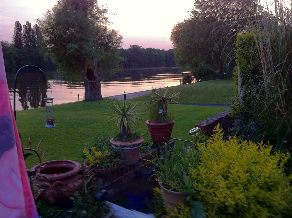 Chiswick Riviera With Free Parking Bed & Breakfast London Bagian luar foto