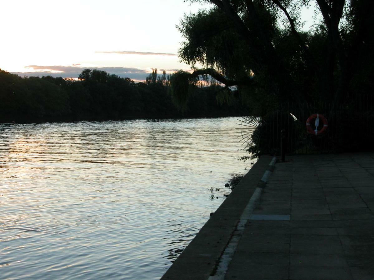 Chiswick Riviera With Free Parking Bed & Breakfast London Bagian luar foto
